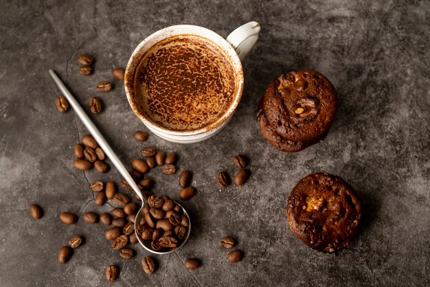 Bovenaanzicht kopje koffie met muffins