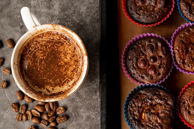Bovenaanzicht kopje koffie met muffins