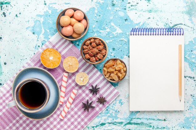 Bovenaanzicht kopje koffie met rozijnen en confitures op lichtblauwe achtergrond cake bak zoet suikerkoekje