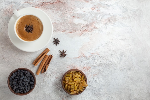 Bovenaanzicht kopje koffie met rozijnen op witte ondergrond