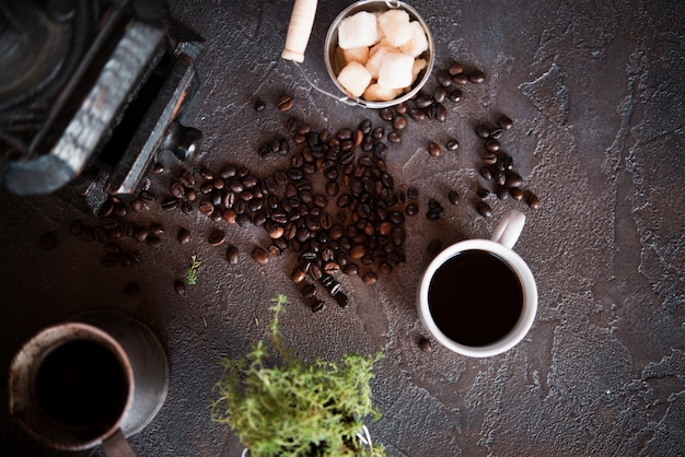 Bovenaanzicht kopje koffie met suikerklontjes