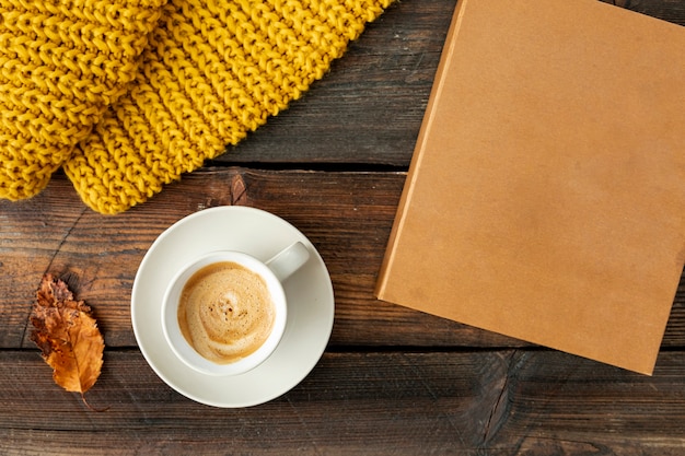 Gratis foto bovenaanzicht kopje koffie op houten tafel