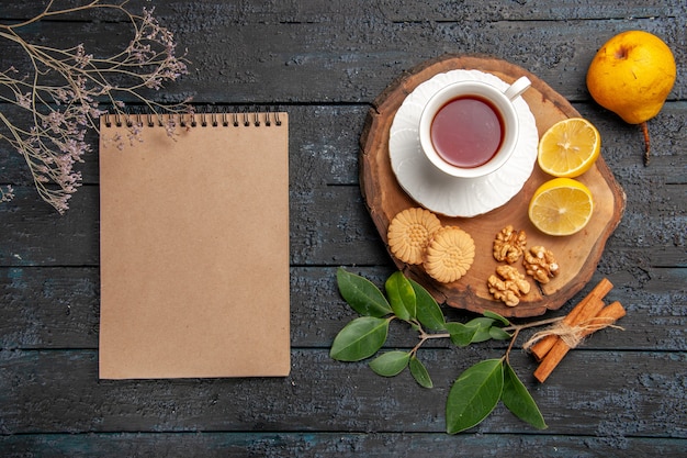 Bovenaanzicht kopje thee met koekjes en fruit, zoete koekjes suiker