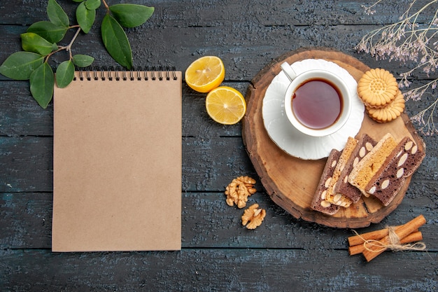 Bovenaanzicht kopje thee met koekjes en gebak, zoete koekjessuiker