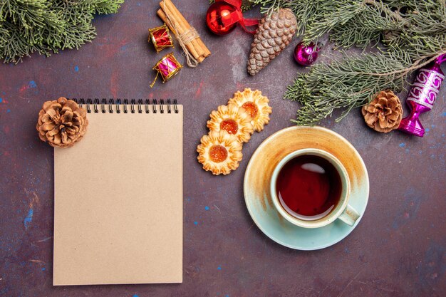 Bovenaanzicht kopje thee met koekjes op de donkere desk tea cookie biscuit cake