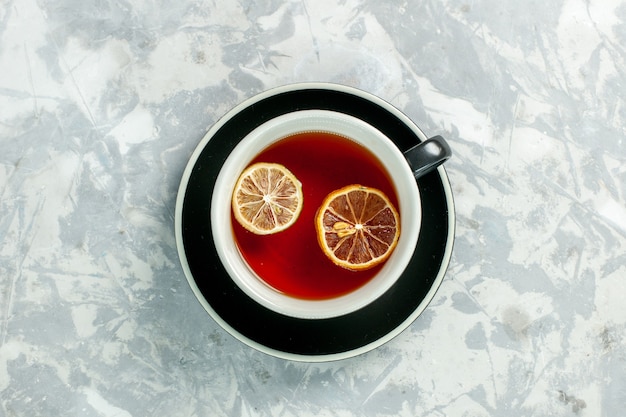 Bovenaanzicht kopje thee met plakjes citroen op een witte muur thee drinken bloemen citroen