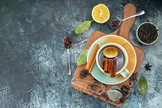 Bovenaanzicht kopje thee met verse zwarte thee op grijze achtergrond bloem kleur smaak thee foto ontbijtceremonie koffie