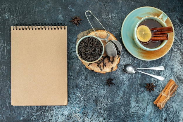 Bovenaanzicht kopje thee met verse zwarte thee op lichtgrijze achtergrond thee fruit koffie foto kleur ceremonie ontbijt drankjes
