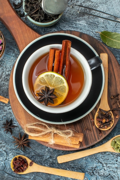 Bovenaanzicht kopje thee met zwarte thee op grijze achtergrond drink thee fruit water kleur ontbijt fotoceremonie
