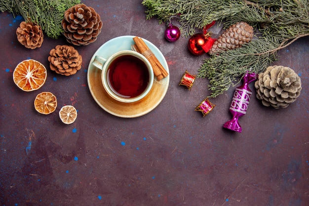 Bovenaanzicht kopje thee op donkere bureau thee drinken vakantie kerstmis