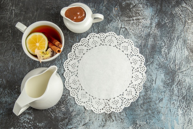 Bovenaanzicht kopje thee op donkere ondergrond ochtend eten ontbijt