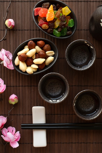 Gratis foto bovenaanzicht kopjes en snacks arrangement