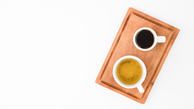 Bovenaanzicht kopjes koffie en thee