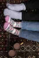Gratis foto bovenaanzicht koppelt voeten met sokken
