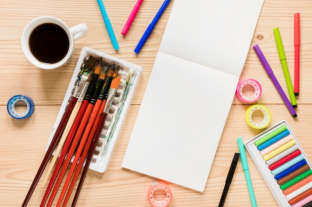 Bovenaanzicht kunstenaar tools op Bureau