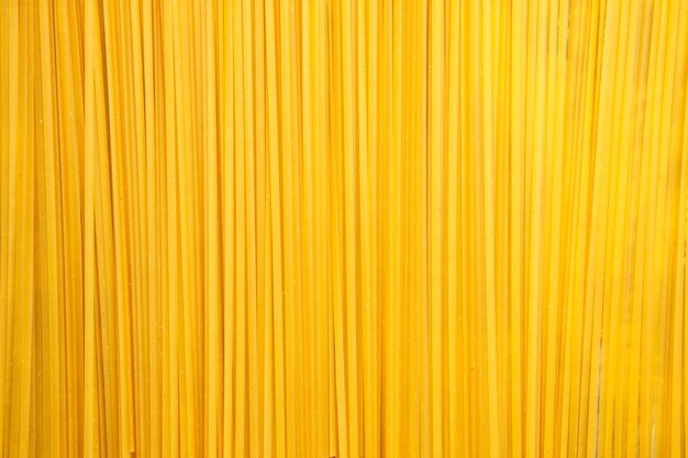 Bovenaanzicht lange Italiaanse pasta rauw op lichte achtergrond