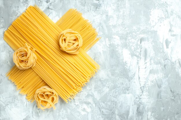 Bovenaanzicht lange Italiaanse pasta rauw product op witte achtergrond