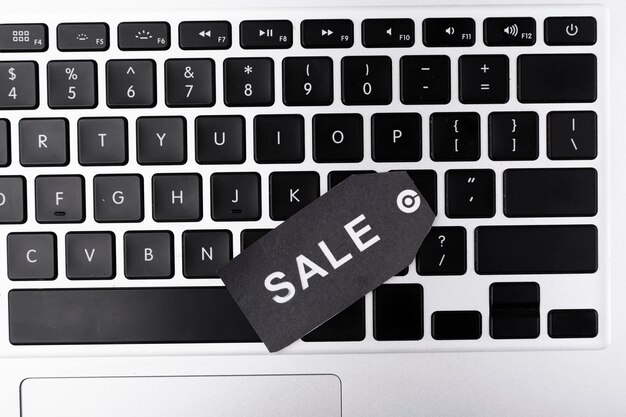 Bovenaanzicht laptop toetsenbord met verkoop tag