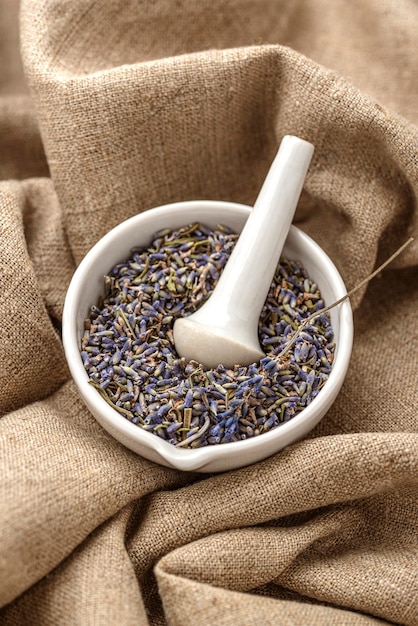 Bovenaanzicht lavendel plant in een kom arrangement