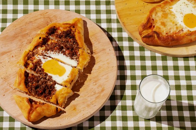 Bovenaanzicht lekker eten op een houten bord