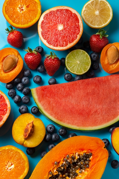 Bovenaanzicht lekker fruit op blauwe achtergrond