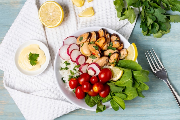 Bovenaanzicht lekker gastronomisch eten met dip