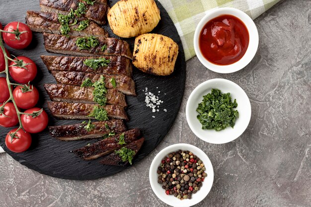 Bovenaanzicht lekker gekookt vlees met saus