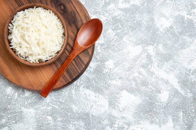 Bovenaanzicht lekker gekookte rijst in plaat op wit