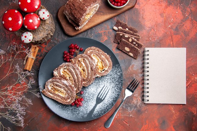 Bovenaanzicht lekker koekje rollen binnen plaat op donkere achtergrond