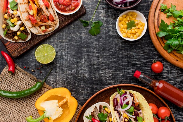 Bovenaanzicht lekker Mexicaans eten klaar om te worden geserveerd