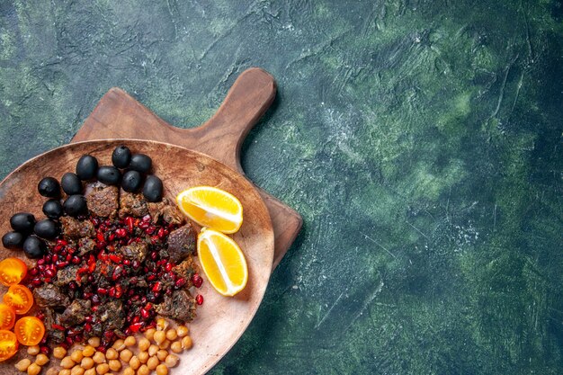 bovenaanzicht lekker vlees plakjes gebakken maaltijd met fruit in plaat, kleur keuken maaltijd vlees fruit gerecht eten