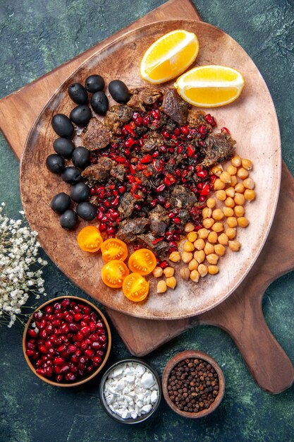 bovenaanzicht lekker vlees plakjes gebakken maaltijd met fruit in plaat, schotel kleur voedsel keuken vlees