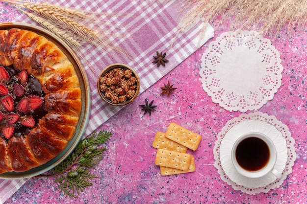 Bovenaanzicht lekkere aardbeientaart fruitige cake op de roze