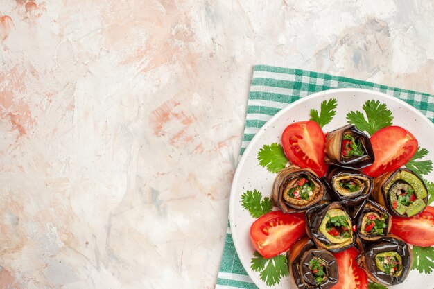 Bovenaanzicht lekkere auberginerolletjes met tomaten en groenten