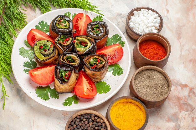 Bovenaanzicht lekkere auberginerolletjes met tomaten en kruiden