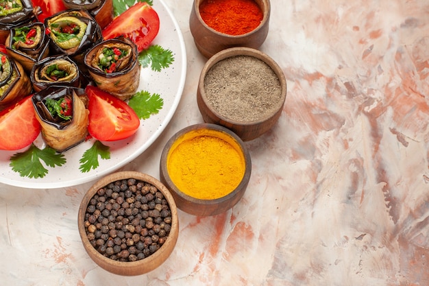 Bovenaanzicht lekkere auberginerolletjes met tomaten en kruiden