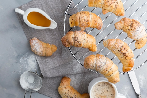 Bovenaanzicht lekkere croissants