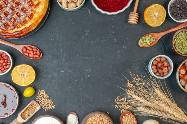 Bovenaanzicht lekkere fruitige taart met eieren en noten op donkere cake kleur deeg noten foto biscuit taart dessert rozijn