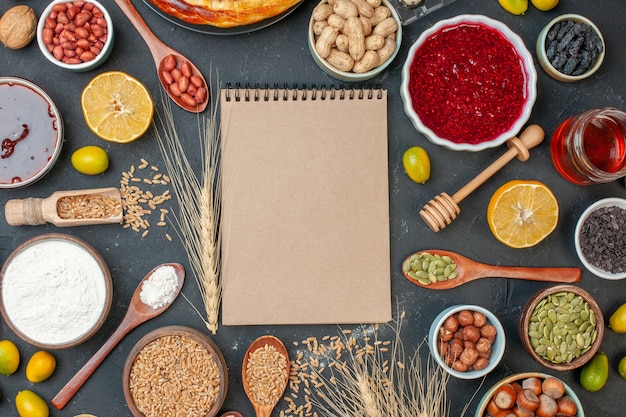 Bovenaanzicht lekkere fruittaart met zaden, eieren en noten op de donkere kleur voedsel deeg noten foto cake rozijn