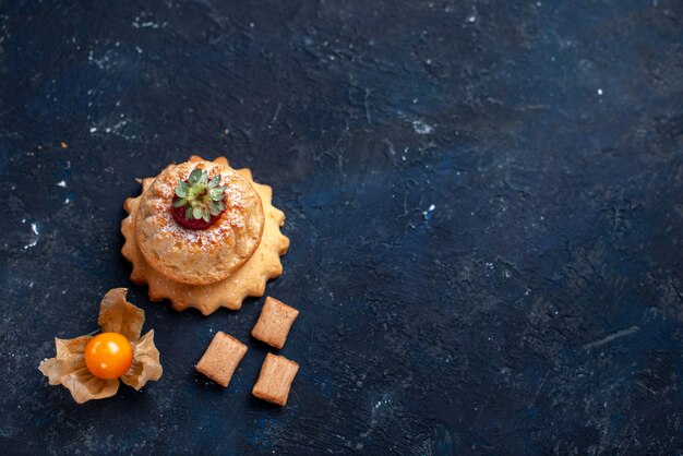 Bovenaanzicht lekkere kleine cake met kussen gevormde koekjes op de blauwe vloer cake koekje zoet bak koffie