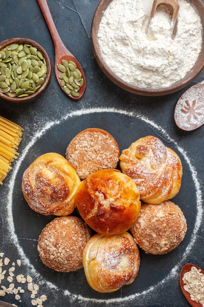 Gratis foto bovenaanzicht lekkere kleine taarten met fruitgelei en bloem op donkere achtergrond, zoete gebakjescake, voedselsuikerkleur