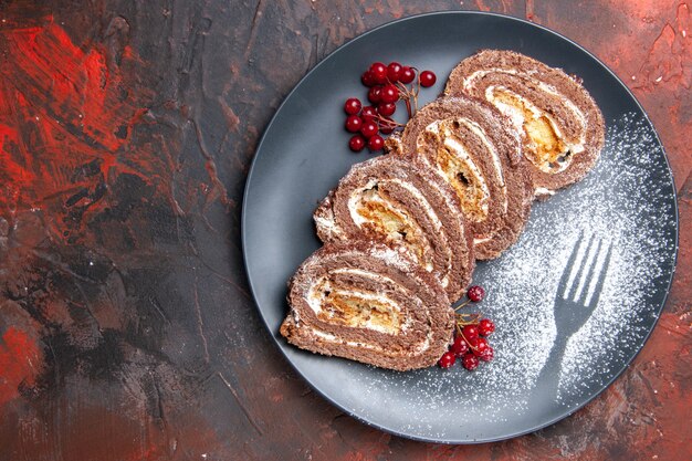 Bovenaanzicht lekkere koekjesbroodjes met fruit op donkere achtergrond