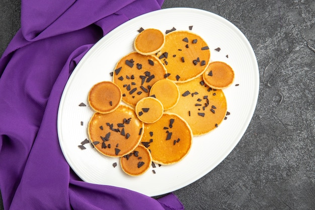 Bovenaanzicht lekkere pannenkoeken met choco chips op de donkere achtergrond