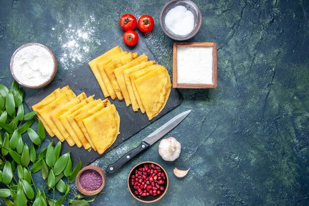 Bovenaanzicht lekkere pannenkoeken op de blauwe achtergrond cake zoet deeg vlees kleur taart bak gebak