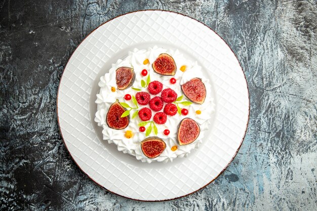 Gratis foto bovenaanzicht lekkere romige cake met verschillende soorten fruit