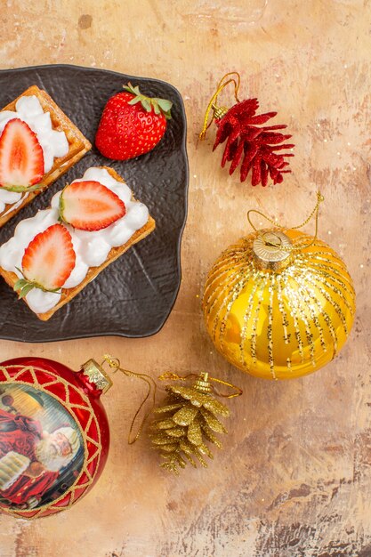 Bovenaanzicht lekkere romige taarten met fruit op lichte achtergrond