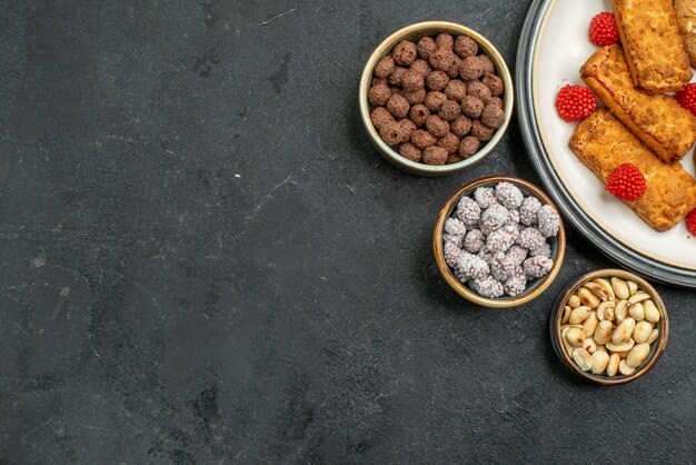 Bovenaanzicht lekkere zoete koekjes binnen plaat op grijze achtergrond biscuit zoete suiker cake koekjes thee