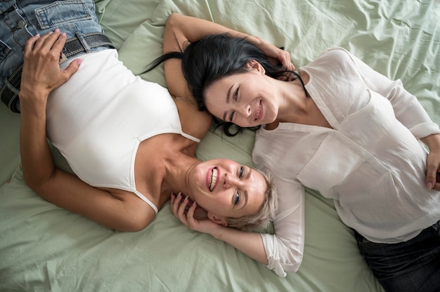 Gratis foto bovenaanzicht lesbisch koppel in bed