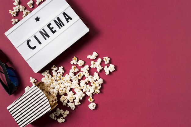 Bovenaanzicht lightbox met popcorn