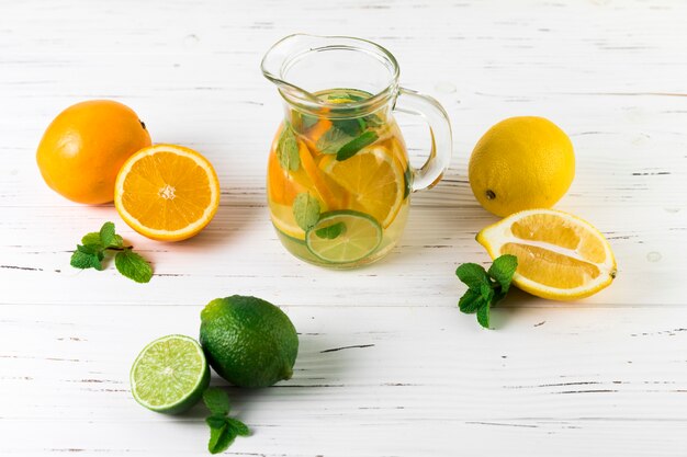 Bovenaanzicht limonade arrangement op tafel